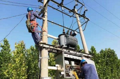 保定市清苑區供電公司冒高溫開展搶修作業