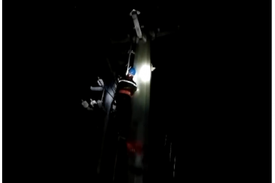豐縣供電公司宋樓供電所員工正在宋樓鎮10KV劉王樓線進行搶修
