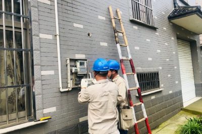 尚湖供電所對冶塘和平18號、華都2號配變等臺區開關箱、接戶線、用戶表箱進行巡檢