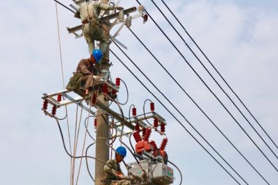 10千伏胄山線26號桿安裝配網自動化開關