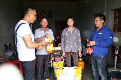 為結對幫扶的瀘縣喻寺鎮齊心村8戶建檔立卡貧困戶送去“愛心羊羔”