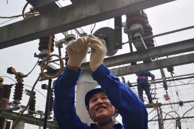 網天府新區供電公司在35kV永安變電站進行消缺