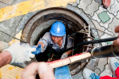 靖江市供電公司員工在靖城鎮御水灣小區的陰井下作業