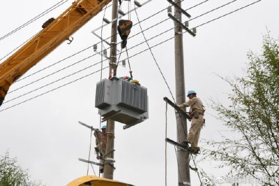 鎮江供電公司開展變壓器增容更換作業