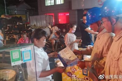 高淳區供電公司“電醫生”對夜市攤點進行安全用電“巡診”