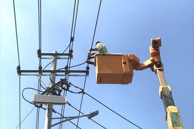 高青縣供電公司帶電作業(yè)消除線夾發(fā)熱缺陷