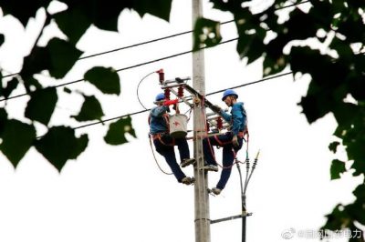 白塔鎮大莊線37+1號桿組裝橫擔、刀閘、令克等設備