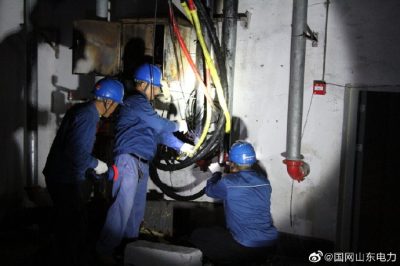 小區地下停車場處燒毀的電纜進行絕緣、防水處理