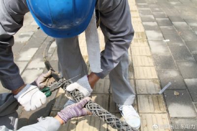 10千伏新甫線施工現場新泰市供電公司冒高溫進行立桿架線等作業