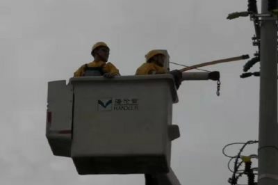 四十里鎮10千伏東艾家莊35號桿瓷瓶老化斷裂順利完成絕緣子帶電更換