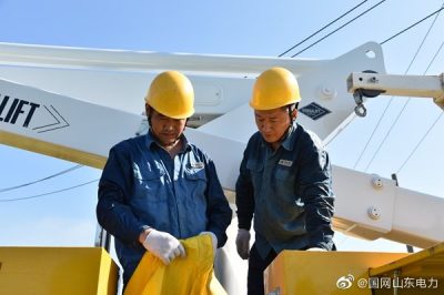 東平縣供電公司在10千伏范村線16號桿護村周邊帶電作業