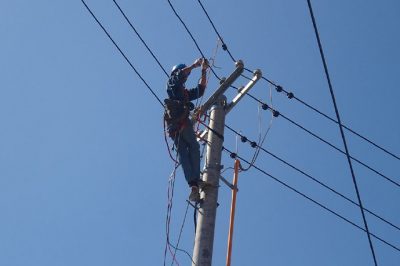 沂源縣供電公司在下柳溝臺區進行線路改遷
