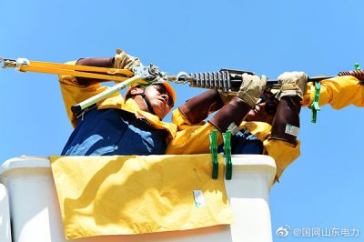 帶電作業10千伏崔史線27號桿直線桿改耐張桿