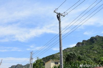 青州市供電公司在10千伏富旺線進行農網升級改造