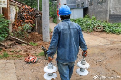 10千伏城12板毛莊線老化線路改造解決電壓不穩等用電問題