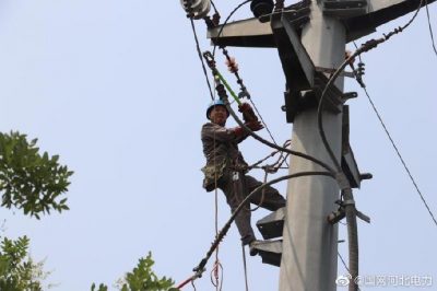 高邑縣供電公司10千伏工業線重點檢修跨躍鐵路電纜接頭