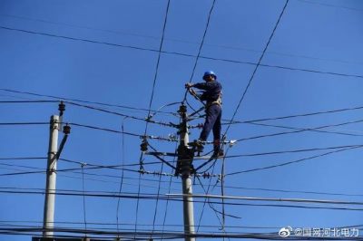 雞澤縣供電公司對(duì)10千伏柴莊066線(xiàn)路進(jìn)行升級(jí)改造