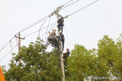 天目湖鎮10千伏水庫線13號桿處開展配網施工與安裝柱上開關