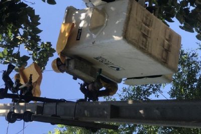 臨潼區供電公司對負荷過高的10千伏絲具進行逐步不停電作業