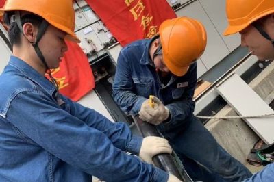 亮麗送變電在三橋崇智路萬科金色悅庭進行新投環網室作業