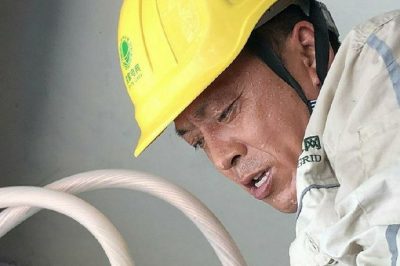 彭水供電公司對(duì)漢一小B臺(tái)區(qū)受損變壓器開展緊急搶修工作