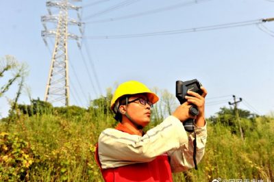 重慶市區供電公司戶外巡線保電網安全度夏