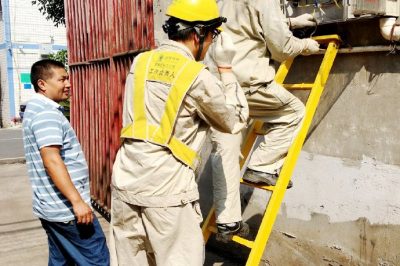 重慶市區供電公司快速搶修負荷過高燒壞的電表