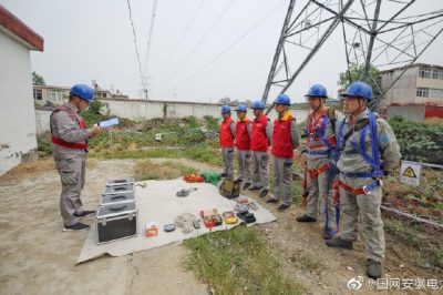 完成鳳臺電廠出線端500千伏鳳湯5319線1#塔B相小號側3號子導線引流板螺栓緊固