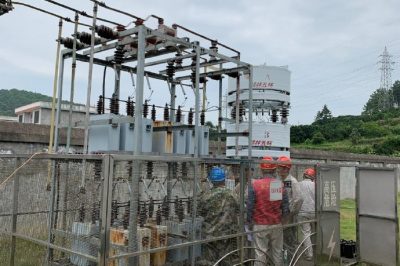 爬上開關(guān)柜頂部對設(shè)備進行檢修排查10kV母線缺陷