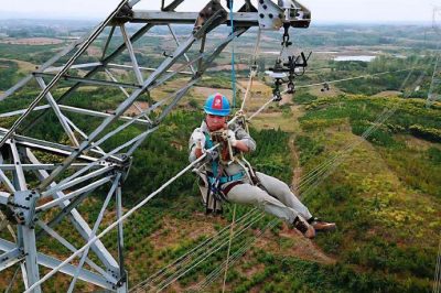 1000千伏特高壓輸電線進行常規體檢