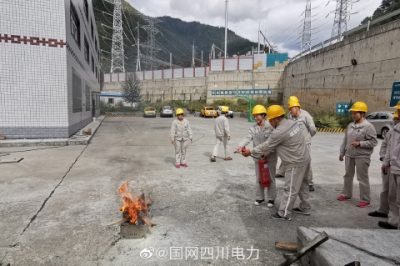 藏區黨員服務隊雅江運維班組織全體當值人員進行事故預想消防演練