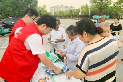 常熟市供電公司到沙家浜鎮萬豐家園大門口進行安全用電宣傳