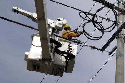 墾利區供電公司10千伏配電線路進行帶電消缺作業