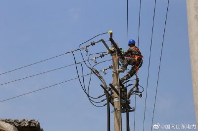 臨沂供電公司檢修人員對10千伏太平工業二線進行檢修作業