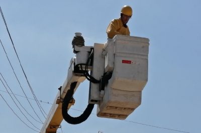 龍口市供電公司帶電作業為線路加裝電流監測裝置