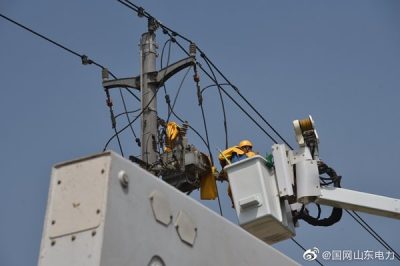 東平縣供電公司10千伏文秀線29號桿帶電作業