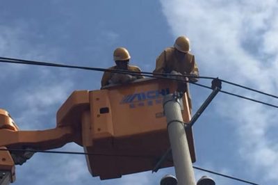 10千伏車場線東流水支線2號桿進行帶電消缺