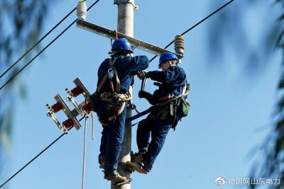 濟陽區供電公司員工對10千伏鎮北線進行檢修改造