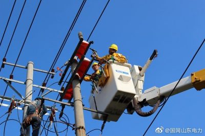 陽信縣供電公司在10千伏雷家線帶電作業