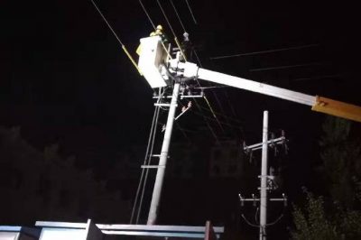 晉州市供電公司深夜帶電作業搶修故障點