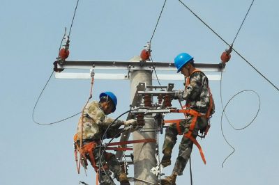 滿城區供電公司電力小哥對老化線路金具進行更換