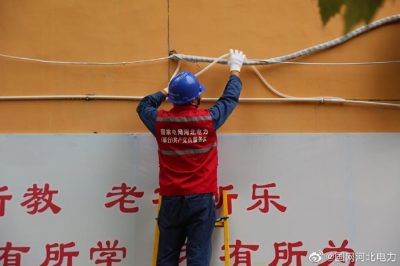 任縣供電公司到轄區內敬老院檢查維修室內外低壓線路