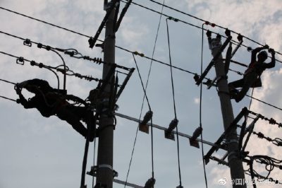 渦陽縣供電公司進行農網改造升級工程施工