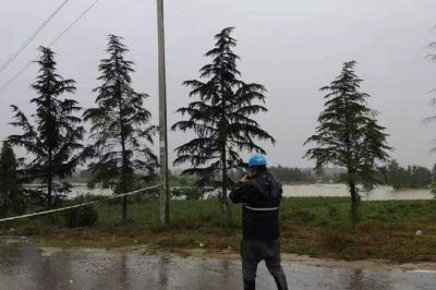 渭南供電公司雨中保證轄區電網穩定運行