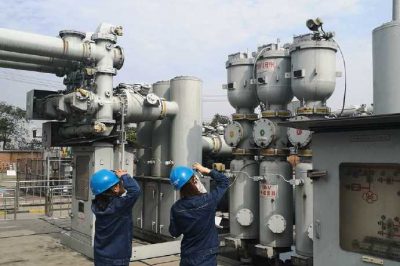 渭南供電公司 主變取油樣安全有保障