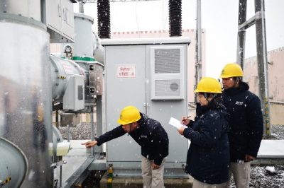 藏區黨員冒雪對110千伏理塘變電站開展巡視