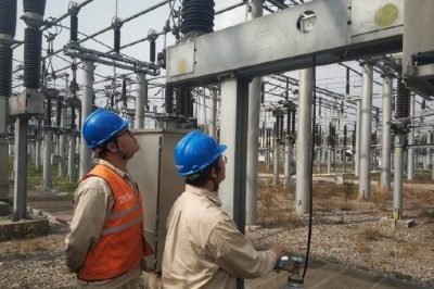 鎮江供電公司對線路間隔開關進行六氟化硫氣體補充