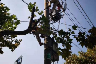 姜堰區(qū)供電公司組織施工隊(duì)對(duì)10千伏馬長(zhǎng)線航道站支線安裝智能自動(dòng)化開關(guān)