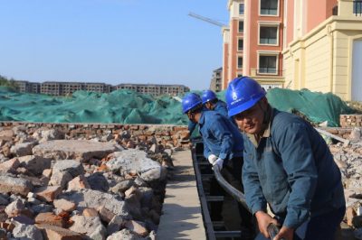 臨沂供電公司在朝陽社區電纜入地施工現場