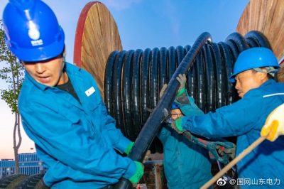 “煤改電”工程新建線路進行電纜敷設作業